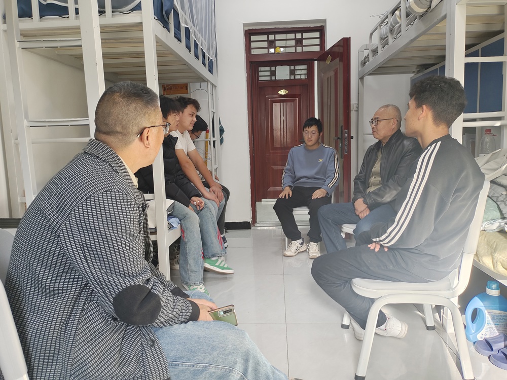 学院领导深入宿舍，与学生面对面谈心！