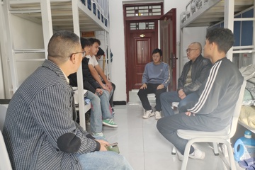 学院领导深入宿舍，与学生面对面谈心！