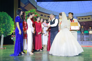 舞台剧《苹果红了》走进喀什