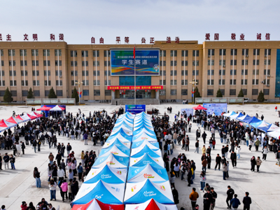 喀什职业技术学院联合喀什地区人社局举办2026届毕业生春季校园招聘会