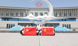 食品专业教师带领学生与喀什草湖伊力特酒厂进行共拍“微党课”