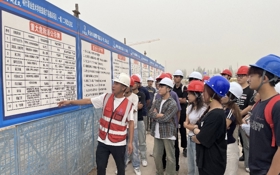 理论结合实践，工地变身课堂