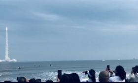 从脚手架到发射架！喀职院00后建筑生，在日照海上亲眼看火箭划破天空